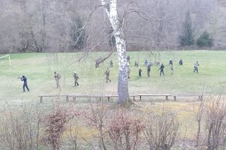 Pokud nám volby ukradnou, nazrál čas na odboj, vyzval lídr Stačilo! Své příznivce cvičí se zbraní - Novinky